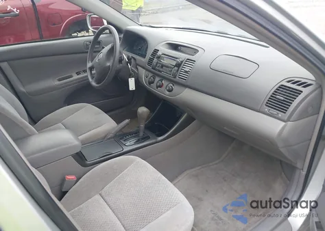 2003 Toyota Camry Le z USA, uszkodzony, nr VIN 4T1BE32K13U687928